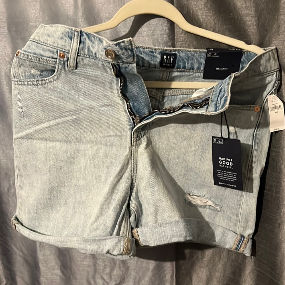 Nwt. Women’s Size 4/27 Gap mom short